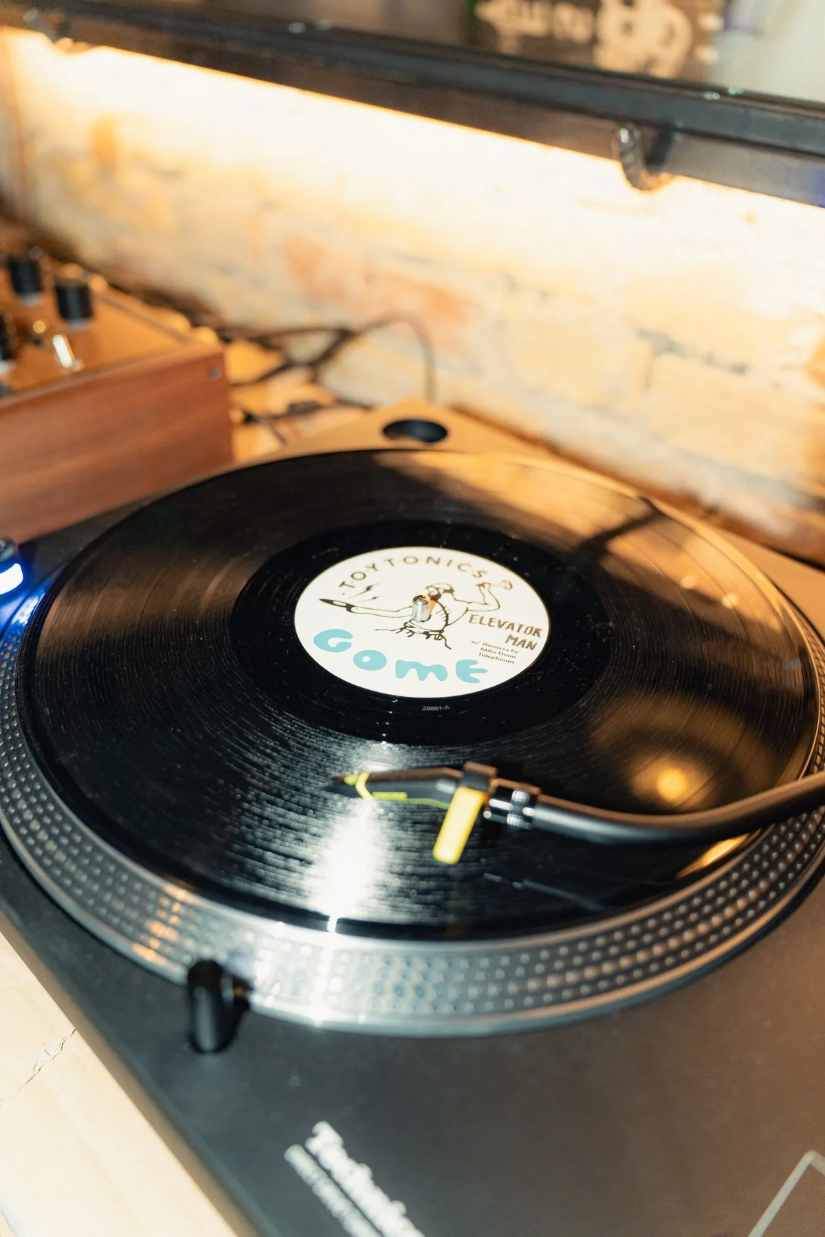 Vinile in riproduzione sul giradischi Technics