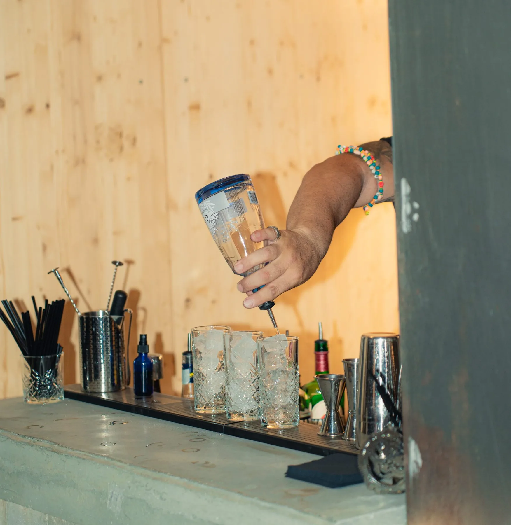 Bartender prepara i cocktail al banco del bar